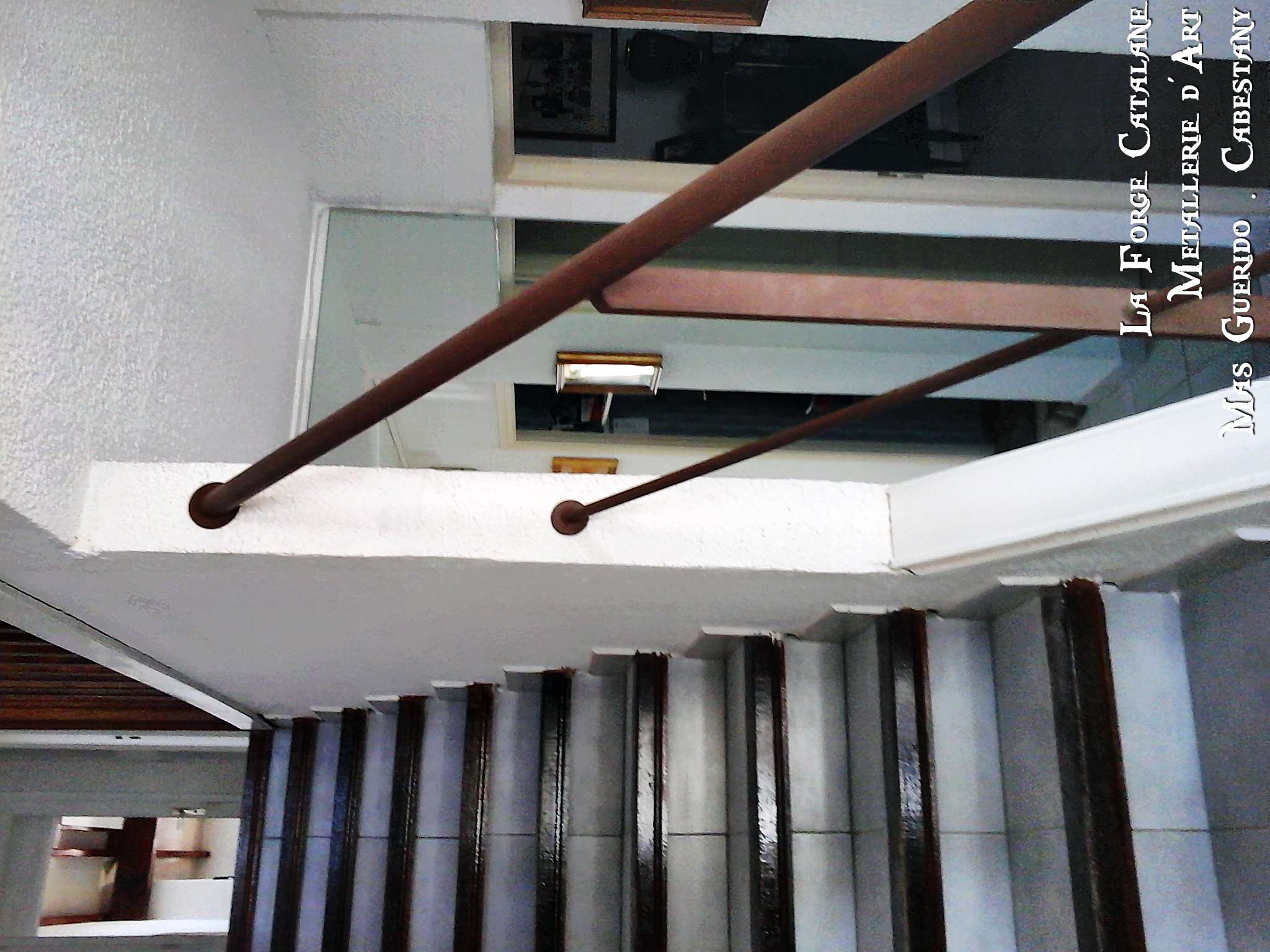 main courante en fer tube rond avec poteau en fer plat et lisse en fer rond forge catalane.jpg